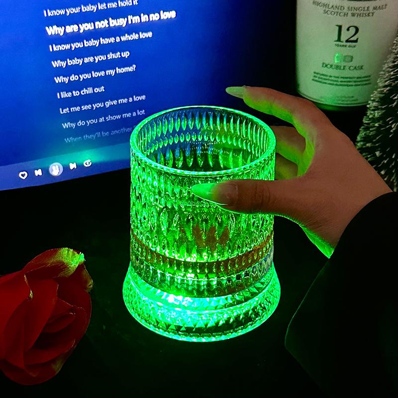Beer And Wine Experience - 革新的な360 ° 回転式ガラスカップとLEDベースで究極のワイン体験を